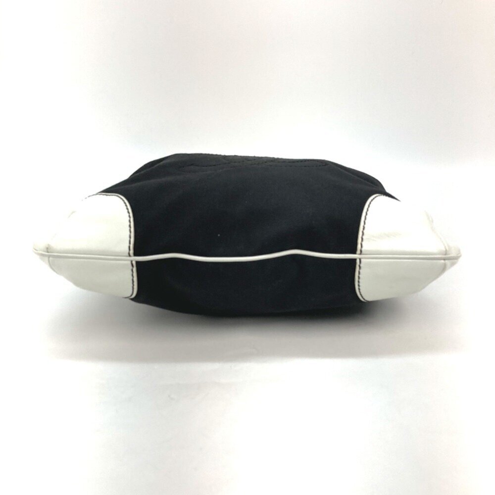 CHANEL Black Leather Shoulder Bag - Picture 4 of 16